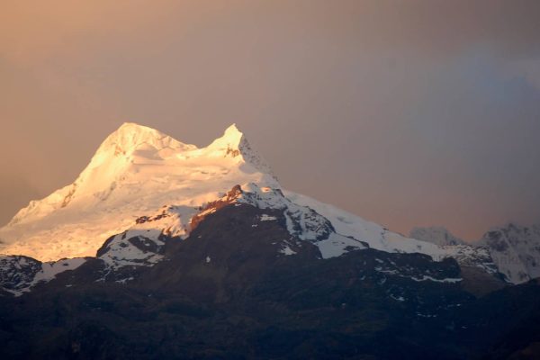 vallunaraju-montana